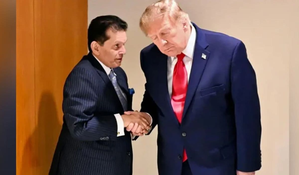 মার্কিন প্রেসিডেন্ট ডোনাল্ড ট্রাম্পের সঙ্গে বাংলাদেশের পররাষ্ট্রমন্ত্রী ড. খলিলুর রহমান কুশল বিনিময় করেন। ছবি: পররাষ্ট্র মন্ত্রণালয়