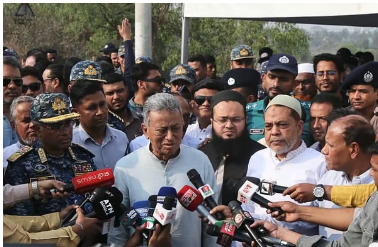 চট্টগ্রামে প্রস্তাবিত সরকারি হাসপাতালের জন্য নির্ধারিত জমি পরিদর্শন শেষে সাংবাদিকদের সঙ্গে কথা বলেন অর্থ ও পরিকল্পনামন্ত্রী আমীর খসরু মাহমুদ চৌধুরী। আজ বিকেলে নগরের পতেঙ্গা এলাকায়ছবি: সংগৃহীত