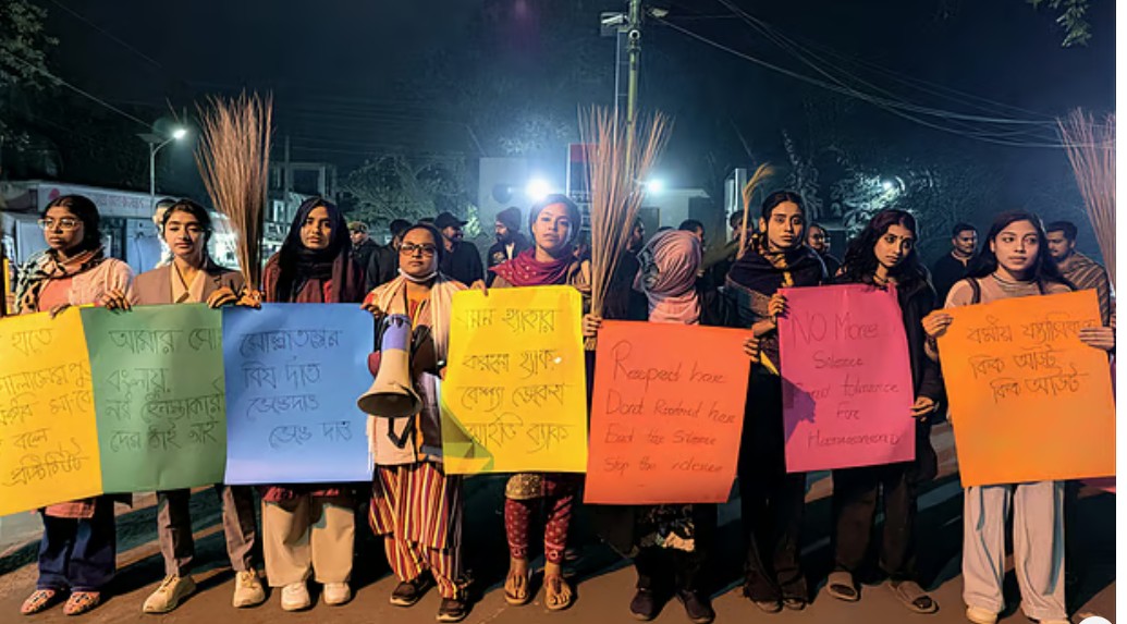 কর্মজীবী নারীদের নিয়ে আপত্তিকর মন্তব্যের প্রতিবাদে চট্টগ্রাম বিশ্ববিদ্যালয়ে ঝাড়ু মিছিল করে শিক্ষার্থীরা। গতকাল রাতে