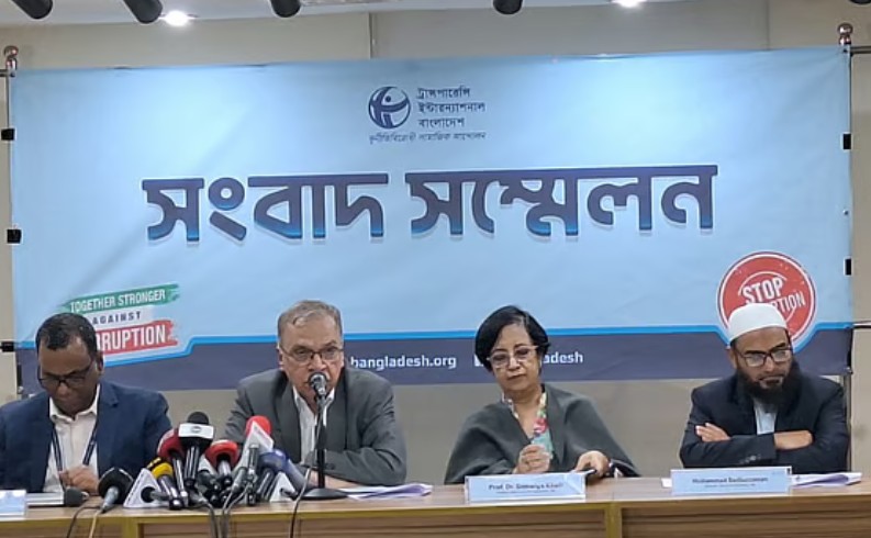 ‘কর্তৃত্ববাদ পতন-পরবর্তী দেড় বছর: প্রত্যাশা ও প্রাপ্তি’ শীর্ষক গবেষণা প্রতিবেদন উপস্থাপন করেন টিআইবির নির্বাহী পরিচালক ড. ইফতেখারুজ্জামান। আজ সোমবার দুপুরে রাজধানীর ধানমন্ডিতে টিআইবি কার্যালয়ে