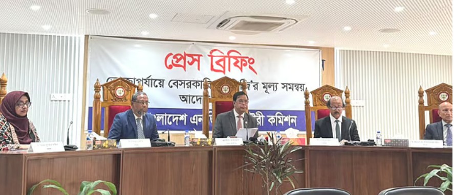 বিইআরসি চেয়ারম্যান জালাল আহমেদ সংবাদ সম্মেলনে এলপিজির নতুন দাম ঘোষণা করেন। আজ সোমবার সন্ধ্যা ছয়টা থেকে নতুন দাম কার্যকর হবে বলে জানানো হয়