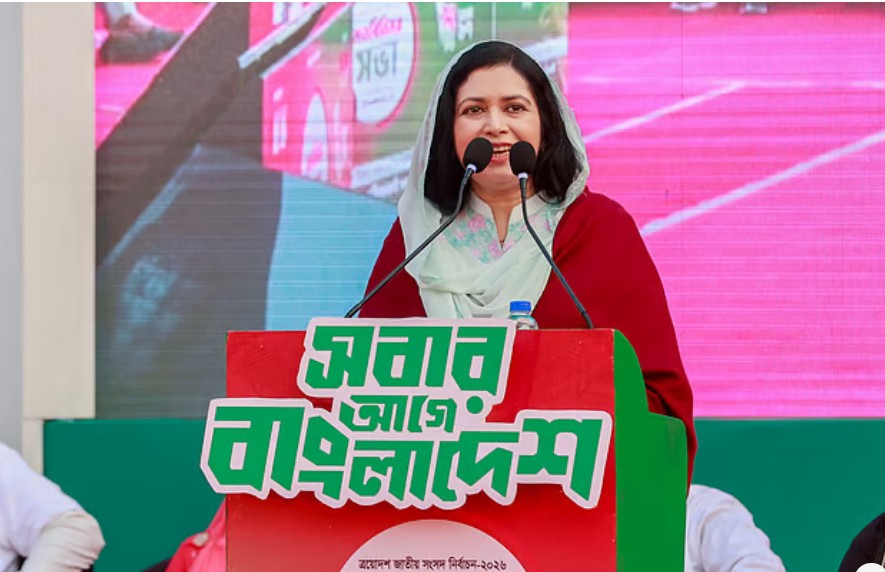 বস্তিবাসীদের সঙ্গে মতবিনিময় সভায় বিএনপির চেয়ারম্যান তারেক রহমানের স্ত্রী জুবাইদা রহমান। আজ বুধবার বিকেলে হাতিরঝিল অ্যাম্ফিথিয়েটারে