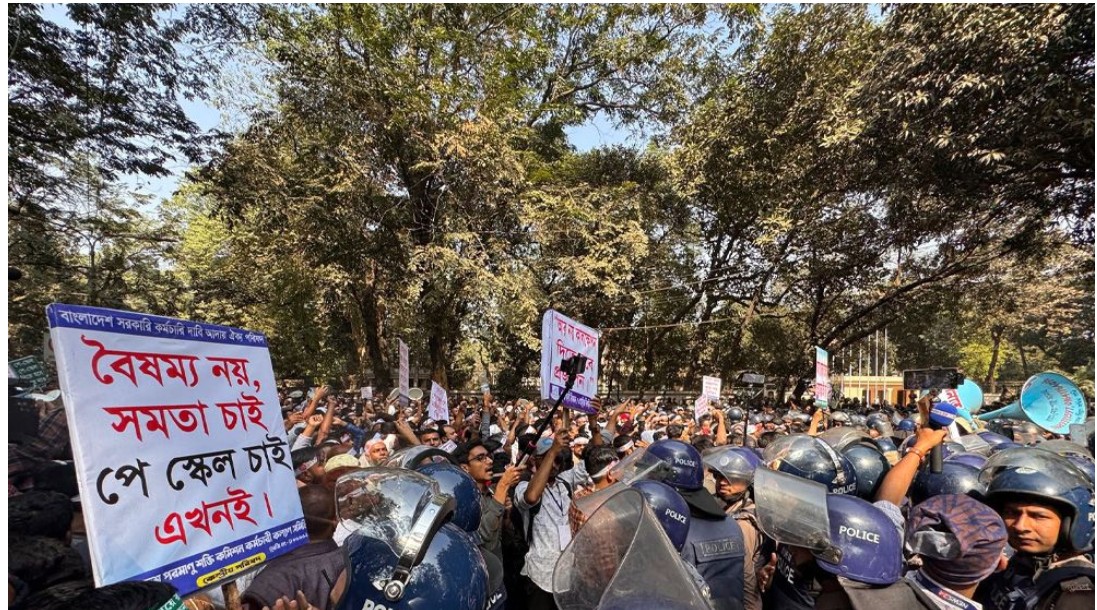 নবম পে-স্কেল ঘোষণার দাবিতে সরকারি কর্মকর্তা-কর্মচারীরা। 