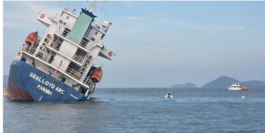 মালয়েশিয়া থেকে কনটেইনার নিয়ে চট্টগ্রাম বন্দরে আসার পথে থাইল্যান্ড উপকূলে পানামা পতাকাবাহী জাহাজটি ডুবে গেছে, ছবি: ফুকেট নিউজ