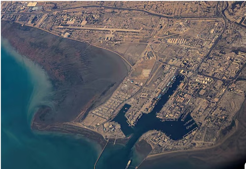 আকাশ থেকে তোলা ছবিতে হরমুজ প্রণালিতে ইরানের ‘বন্দর আব্বাস’ বন্দর। ১০ ডিসেম্বর ২০২৩ছবি: রয়টার্স