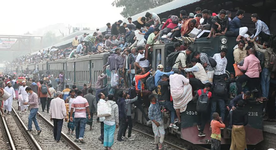 ভোটকে কেন্দ্র করে কর্মস্থল থেকে গ্রামের বাড়িতে যাচ্ছেন মানুষ। টঙ্গী স্টেশন। ১০ ফেব্রুয়ারি