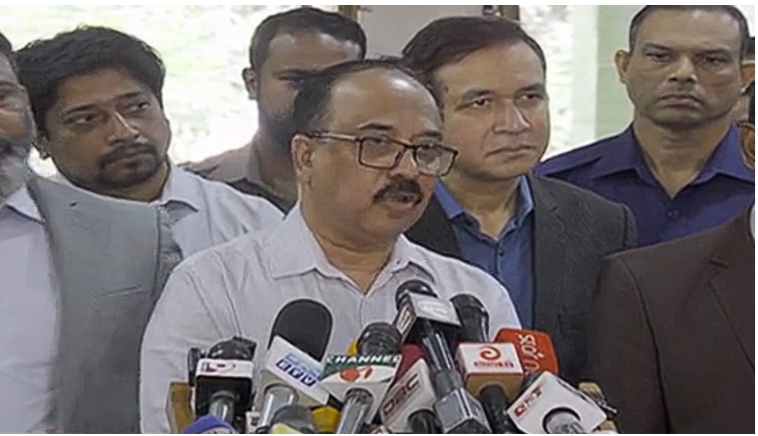 রাজধানীর ১৩টি আসনে ১৪শ’ ঝুঁকিপূর্ণ ভোটকেন্দ্র আছে বলে জানিয়েছেন রিটার্নিং অফিসার ও ঢাকা বিভাগীয় কমিশনার শরফ উদ্দিন আহমদ চৌধুরী।  আজ বুধবার (১১ ফেব্রুয়ারি) দুপুরে রাজধানীর সেগুনবাগিচায় এক সংবাদ সম্মেলনে তিনি এ তথ্য জানান।  রিটার্নিং অফিসার বলেন, এসব কেন্দ্রের প্রতিটিতে সিসিটিভি বসানো হয়েছে। এছাড়া, অন্য কেন্দ্রগুলোর বেশিরভাগই সিসিটিভির আওতায় থাকবে। ঝুঁকিপূর্ন কেন্দ্রে বিশেষ নিরাপত্তার ব্যবস্থা করা হয়েছে। যেকোনো ধরনের পরিস্থিতি নিয়ন্ত্রণে প্রস্তুতি আছে সরকারের।  এদিকে, ভোট গণনার সব কেন্দ্রেও থাকবে সিসিটিভি সুবিধা। কোনো কারণে বিদুৎ বিভ্রাট হলে আলোর ব্যবস্থাও রাখা হয়েছে বলেও জানান রিটার্নিং কর্মকর্তা।  উল্লেখ্য, আগামীকাল ১২ ফেব্রুয়ারি ত্রয়োদশ জাতীয় সংসদ নির্বাচন ও গণভোট অনুষ্ঠিত হবে। সারাদেশে মোট ভোটকেন্দ্র ৪২ হাজার ৭৭৯টি। এর মধ্যে ২১ হাজার ৫০৬টি ভোটকেন্দ্রকে নানা কারণে ঝুঁকিপূর্ণ হিসেবে চিহ্নিত করেছে আইনশৃঙ্খলা বাহিনী।