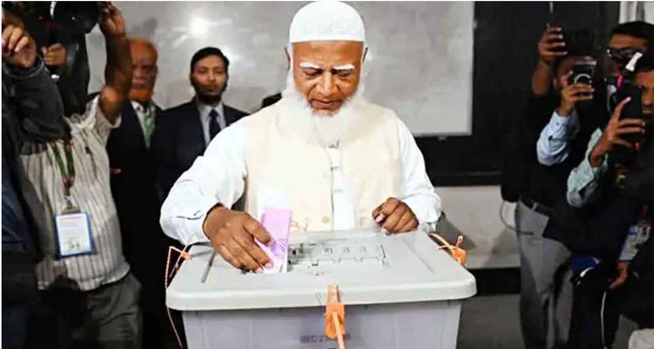 ত্রয়োদশ জাতীয় সংসদ নির্বাচন ও গণভোট-২০২৬ এ ভোট দিয়েছেন বাংলাদেশ জামায়াতে ইসলামীর আমির ডা. শফিকুর রহমান।  বৃহস্পতিবার (১২ ফেব্রুয়ারি) সকাল সাড়ে ৮টায় রাজধানী মিরপুরের মনিপুর উচ্চ বিদ্যালয় (বালক শাখা) ভোটকেন্দ্রে তিনি নিজের ভোটাধিকার প্রয়োগ করেন তিনি।  ভোট দেওয়ার আগে জয়ের ব্যাপারে আশাব্যক্ত করে জামায়াত আমির বলেন, দেশে সুষ্ঠু নির্বাচন হলে বিজয়ের বিষয়ে আমরা আশাবাদী।  এ সময় তার সঙ্গে ছিলেন জামায়াতের কেন্দ্রীয় নির্বাহী পরিষদ সদস্য মোবারক হোসাইন, ছাত্রশিবিরের সাবেক সভাপতি জাহিদুল ইসলাম।  উল্লেখ্য, ত্রয়োদশ জাতীয় সংসদ নির্বাচন ২০২৬ ঢাকা-১৫ আসনে মোট ভোটার ৩৫১৭১৮ জন। এ আসনে পুরুষ ভোটারের ১৭৯৬১৬, নারী ভোটার ১৭২০৯৮ এবং তৃতীয় লিঙ্গ ৪ জন ভোটার। এই আসনে মোট কেন্দ্র ১২৭ এবং মোট প্রার্থী আট জন। প্রার্থীরা হলেন, বাংলাদেশ জামায়াতে ইসলামীর আমির মো. শফিকুর রহমান রহমান, আমজনতার দল মো. নিলাভ পারভেজ, বাংলাদেশ জাতীয়তাবাদী দল (বিএনপি) মো. শফিকুল ইসলাম খান মিল্টন, বাংলাদেশ সুপ্রিম পার্টির (বিএসপি) মোবারক হোসেন, জনতার দল খান শোয়েব আমান উল্লাহ, বাংলাদেশ জাতীয় সমাজতান্ত্রিক দল-বাংলাদেশ জাসদ মো. আশফাকুর রহমান, জাতীয় পার্টি মো. সামসুল হক এবং বাংলাদেশের কমিউনিস্ট পার্টি (সিপিবি) আহাম্মদ সাজেদুল হক।