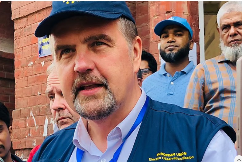 ঢাকা বিশ্ববিদ্যালয়ের কার্জন হলে ভোট পরিদর্শনের পর ভোটাভুটি নিয়ে কথা বলছেন ইউরোপীয় ইউনিয়নের (ইইউ) নির্বাচন পর্যবেক্ষণ মিশনের প্রধান ইভার্স ইজাবস