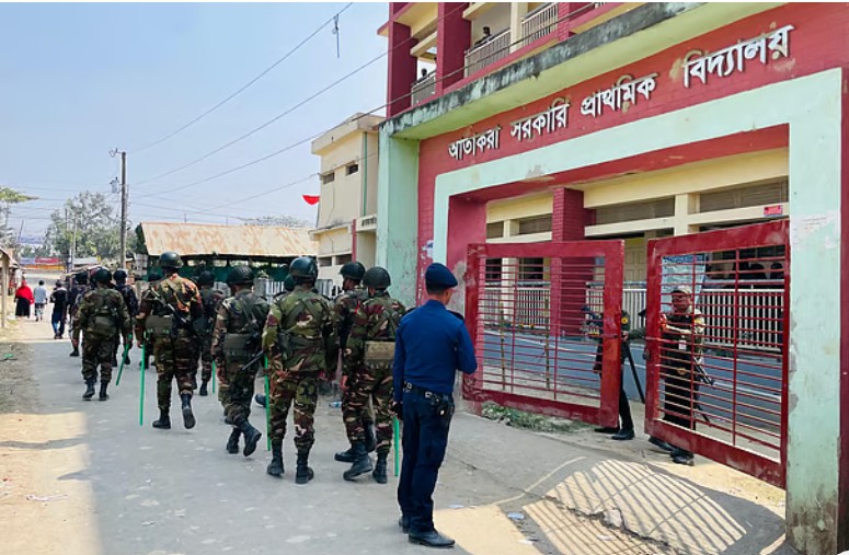 ককটেলের বিস্ফোরণ পর সেনাবাহিনী ও বিজিবির সদস্যরা পরিস্থিতি নিয়ন্ত্রণে আনে। আজ বৃহস্পতিবার