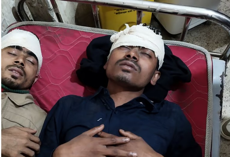 নোয়াখালীর হাতিয়ায় নির্বাচনের সংবাদ সংগ্রহের সময় হামলায় আহত বিটিভির প্রতিবেদক ও তাঁর মোটরসাইকেল চালক। আজ দুপুরে উপজেলা স্বাস্থ্য কমপ্লেক্সে