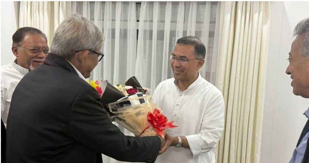 বিএনপির চেয়ারম্যান তারেক রহমানকে ফুলেল শুভেচ্ছা জানালেন দলটির মহাসচিব মির্জা ফখরুল ইসলাম আলমগীর। ছবি সংগৃহীত  