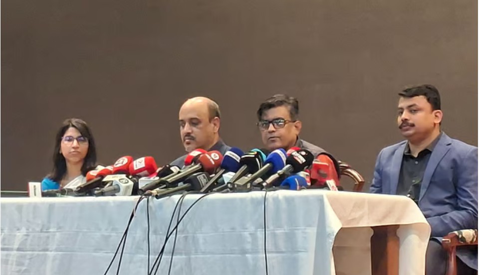 সংবাদ সম্মেলনে কথা বলছেন অন্তর্বর্তী সরকারের প্রধান উপদেষ্টার প্রেস সচিব শফিকুল আলম। রাজধানীর ফরেন সার্ভিস একাডেমিতে, ১৪ ফেব্রুয়ারি, ২০২৬