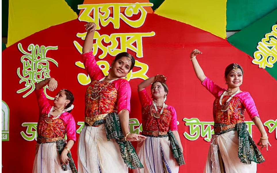 ঋতুরাজ বসন্তকে বরণ করতে ‘বসন্ত উৎসব’ আয়োজন করে জাতীয় বসন্ত উৎসব উদ্‌যাপন পরিষৎ। আজ শনিবার সকালে রাজধানীর আগারগাঁওয়ে মুক্তিযুদ্ধ জাদুঘরের ভেতরের উন্মুক্ত প্রাঙ্গণে