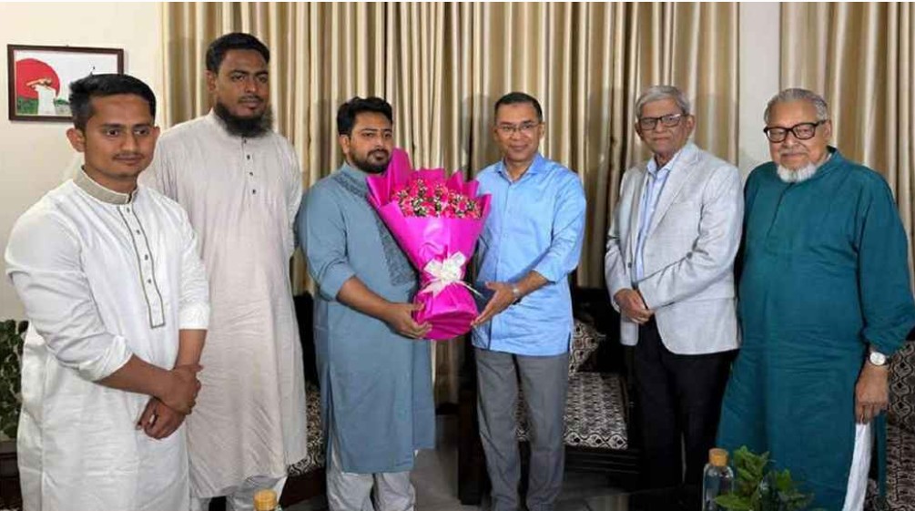 জাতীয় নাগরিক পার্টির (এনসিপি) আহ্বায়ক নাহিদ ইসলাম ও বিএনপির চেয়ারম্যান তারেক রহমান। 