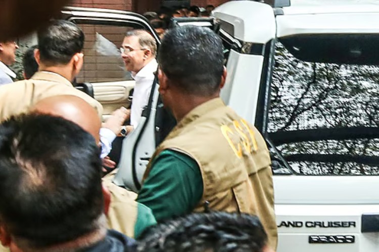 গুলশান কার্যালয়ে এসেছেন বিএনপির চেয়ারম্যান তারেক রহমান। আজ সোমবার দুপুরে