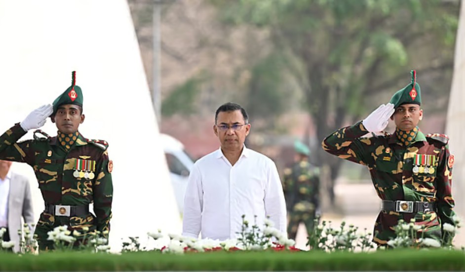 প্রয়াত রাষ্ট্রপতি জিয়াউর রহমান ও প্রধানমন্ত্রী খালেদা জিয়ার প্রতি শ্রদ্ধা নিবেদন করেছেন নতুন প্রধানমন্ত্রী তারেক রহমান। আজ বুধবার দুপুরে রাজধানীর জিয়া উদ্যানে, ছবি: বিএনপির ফেসবুক পেজ