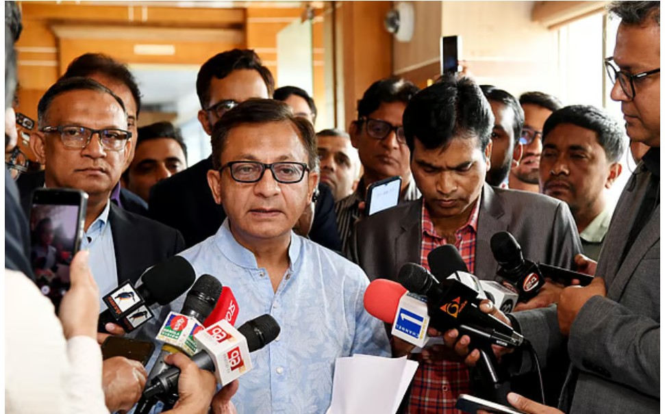 আজ বুধবার সচিবালয়ে প্রথম দিন কার্যালয়ে আসেন বাণিজ্যমন্ত্রী খন্দকার আব্দুল মুক্তাদির। এদিন তিনি সাংবাদিকদের সঙ্গে কথা বলেন