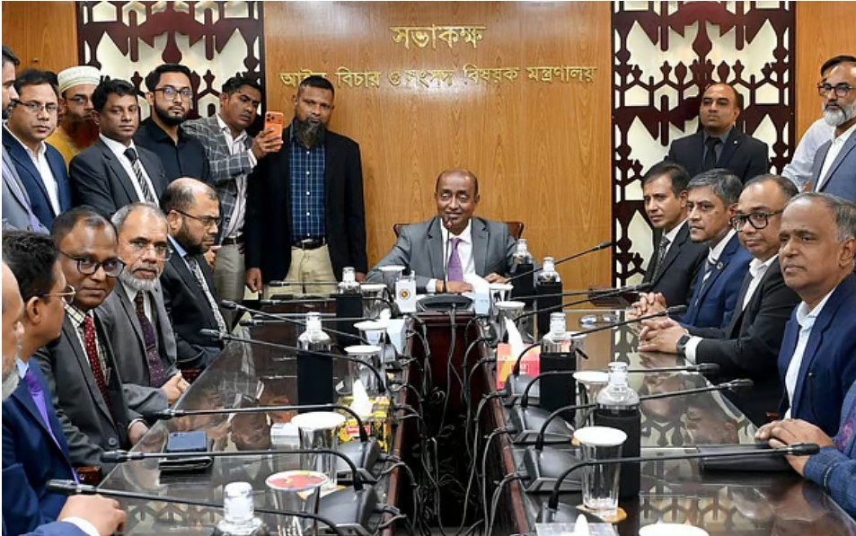 আইন, বিচার ও সংসদবিষয়ক মন্ত্রণালয়ের কর্মকর্তাদের পরিচিতিমূলক সভায় মন্ত্রী মো. আসাদুজ্জামান। আজ বুধবার সচিবালয়ে আইন মন্ত্রণালয়ে, ছবি: আইন মন্ত্রণালয়