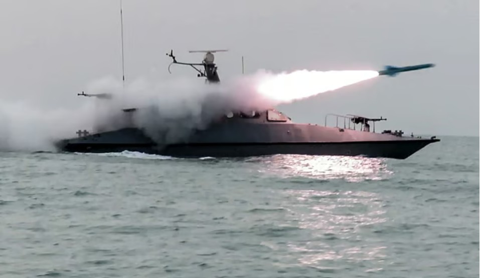 ইরানের বিপ্লবী গার্ড কোরের মহড়ার সময় গত সোমবার একটি নৌযান থেকে ছোড়া হচ্ছে ক্ষেপণাস্ত্রছবি: এএফপি