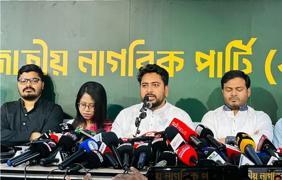 সংবাদ সম্মেলনে জাতীয় নাগরিক পার্টির (এনসিপি) আহ্বায়ক নাহিদ ইসলাম। আজ বৃহস্পতিবার দুপুরে রাজধানীর বাংলামোটরে এনসিপির অস্থায়ী কেন্দ্রীয় কার্যালয়ে