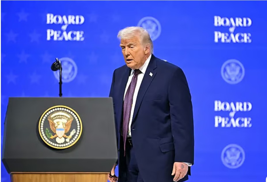 সুইজারল্যান্ডের দাভোসে বিশ্ব অর্থনৈতিক ফোরামের (ডব্লিউইএফ) বার্ষিক বৈঠকের ফাঁকে ‘শান্তি পর্ষদের’ স্বরূপ উন্মোচন করেন মার্কিন প্রেসিডেন্ট ডোনাল্ড ট্রাম্প। ২২ জানুয়ারি ২০২৬ফাইল ছবি: এএফপি