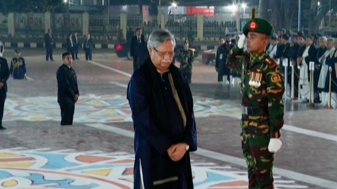 কেন্দ্রীয় শহীদ মিনারে ভাষাশহীদদের প্রতি গভীর শ্রদ্ধা নিবেদন করেছেন রাষ্ট্রপতি মো. সাহাবুদ্দিন।