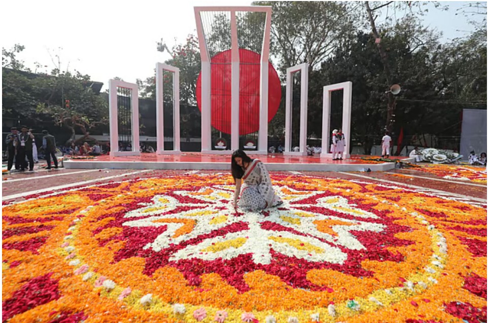 শ্রদ্ধার ফুলে ফুলে ভরে গেছে শহীদ মিনার। সেখানেই ছবি তুলছেন এক নারী