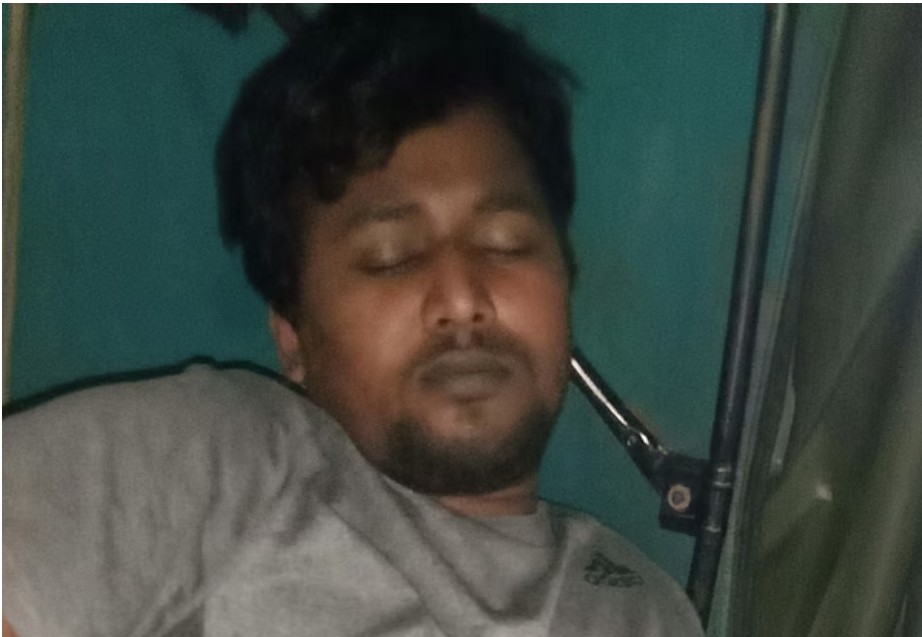 গুলিবিদ্ধ মেহেদী হাসানকে চিকিৎসার জন্য হাসপাতালে নেওয়া হচ্ছে। গতকাল রাতে, ছবি: স্থানীয়ভাবে সংগৃহীত