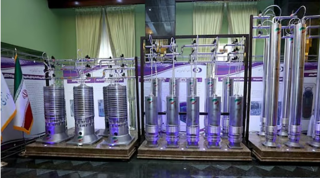 ২০২১ সালে ইরানের পরমাণু শক্তি দিবসে প্রদর্শন করা সেন্ট্রিফিউজ। এই সেন্ট্রিফিউজগুলো ইউরেনিয়াম সমৃদ্ধ করতে ব্যবহার করা হয়,ফাইল ছবি: রয়টার্স