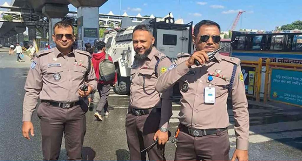 নতুন পোশাকে পুলিশ সদস্যরা। ছবি: সংগৃহীত  