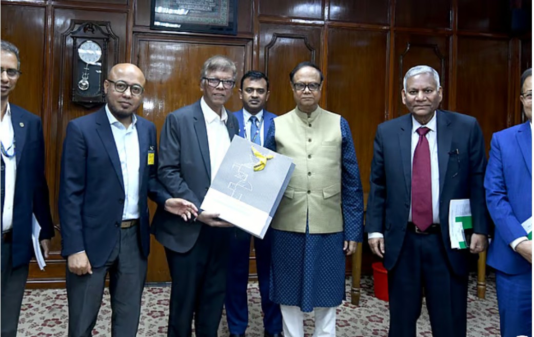 বাংলাদেশ ব্যাংকের গভর্নর আহসান এইচ মনসুরের সঙ্গে বৈঠকের পর উপহার তুলে দিচ্ছেন বিজিএমইএর জ্যেষ্ঠ সহসভাপতি ইনামুল হক খান ও সহসভাপতি শিহাব উদ্দোজা চৌধুরী। আজ বাংলাদেশ ব্যাংকেছবি: বিজিএমইএর সৌজন্যে