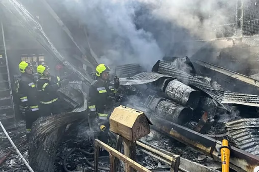 ইরানের ইসফাহান প্রদেশের দোরচেহ এলাকায় সেনাবাহিনীর একটি হেলিকপ্টার বিধ্বস্ত হওয়ার পর উদ্ধারকাজ করছেন কর্মকর্তারাছবি: ইরানের রেড ক্রিসেন্টের সৌজন্যে