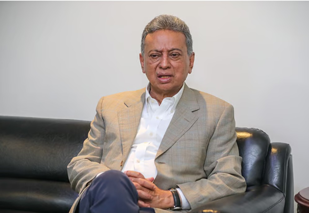 অর্থমন্ত্রী আমীর খসরু মাহমুদ চৌধুরী