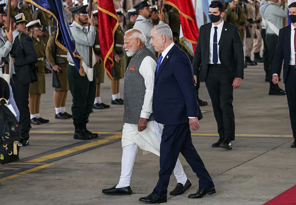 ভারতের প্রধানমন্ত্রী নরেন্দ্র মোদিকে স্বাগত জানাচ্ছেন ইসরায়েলের প্রধানমন্ত্রী বেনিয়ামিন নেতানিয়াহু। ইসরায়েলের তেল আবিবের কাছে লোদ এলাকার বেন গুরিয়ন আন্তর্জাতিক বিমানবন্দরে, ২৫ ফেব্রুয়ারি, ২০২৬ছবি: রয়টার্স