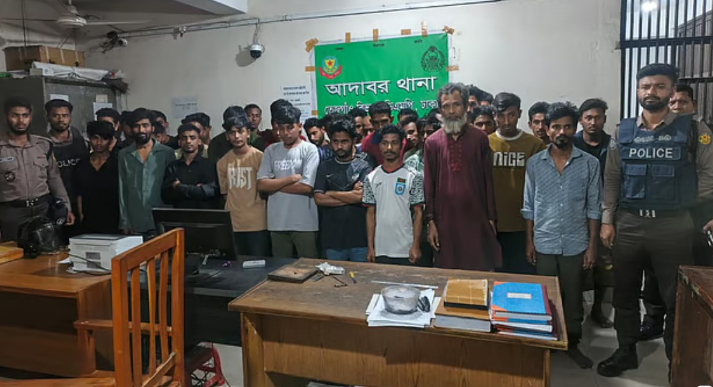 রাজধানীর মোহাম্মদপুর ও আদাবর এলাকা থেকে অন্তত ১০০ জনকে আটক করেছে পুলিশ। গতকাল বুধবার রাতেছবি: পুলিশের কাছ থেকে পাওয়া