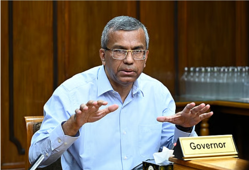 যোগদানের পর আজ বৃহস্পতিবার সকালে কর্মকর্তাদের সঙ্গে বৈঠক করেন বাংলাদেশ ব্যাংকের নতুন গভর্নর মো. মোস্তাকুর রহমান, ছবি: বাংলাদেশ ব্যাংকের সৌজন্যে