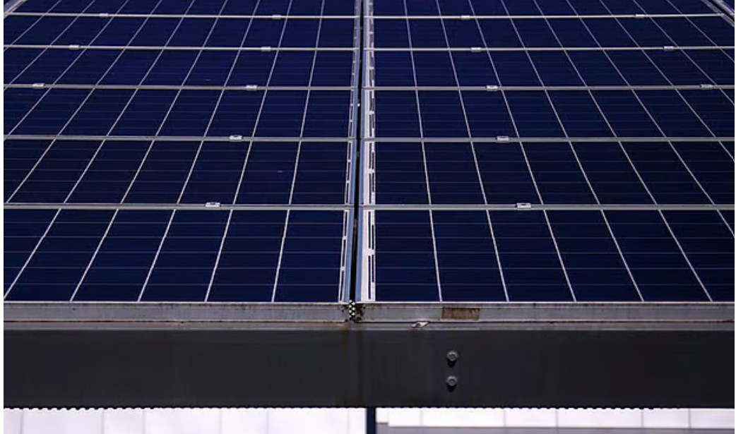 নবায়নযোগ্য বিদ্যুৎ উৎপাদনের সৌর প্যানেল